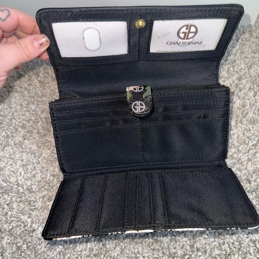 NWOT Giani Bernini Floral Black Folding Wallet with Logo, Card Slots Coin Pocket